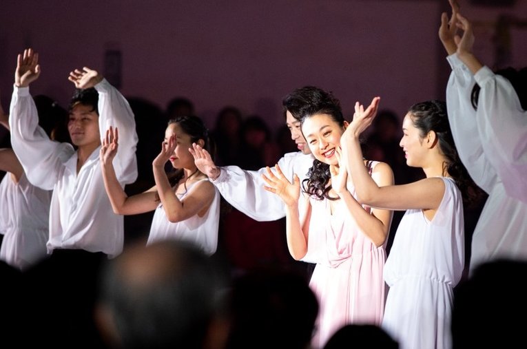 「サンクスツアー」で観客に挨拶する出演者たち（浅田真央さんが選んだ写真は記事中でご覧になれます） ／ photograph by Nanae Suzuki