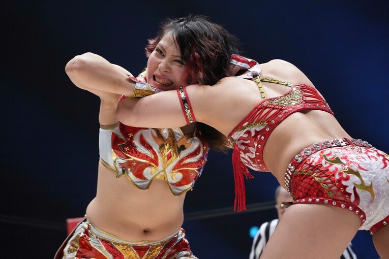 Sareeeとロックアップする林下詩美　©Essei Hara