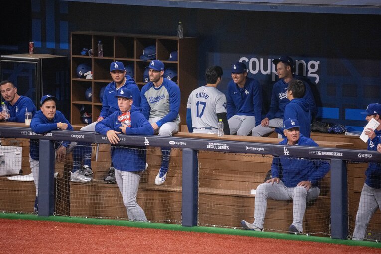 ベンチの様子（多数）。水原通訳の姿も　©Nanae Suzuki