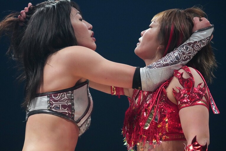 譲らない朱里とSareee。3月22日、横浜武道館　©Essei Hara