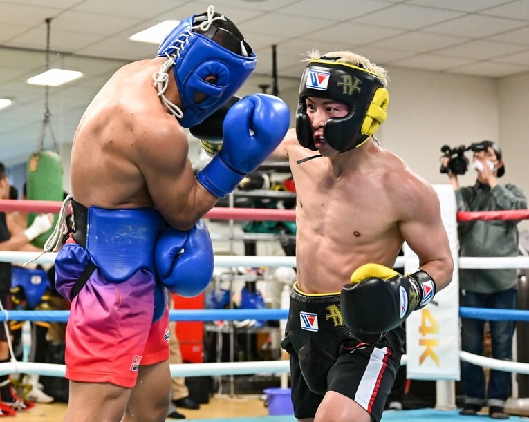 裸でスパーリングする井上尚弥。長谷川さんは「それでケガをしないのがすごい」と話す　©AFLO