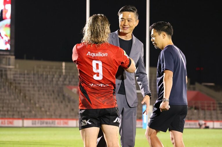 イーグルスを史上最高位の3位に導いた沢木敬介HC（48歳）。激闘の後、トライを決めたSHデクラークら選手たちを労った ／ photograph by JRLO