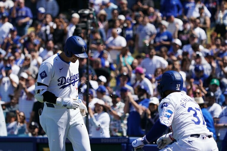 8回にこの日2本目のホームランを打った大谷をひまわりの種シャワーで出迎えるテオ・ヘルナンデス　©︎Shizuka Minami