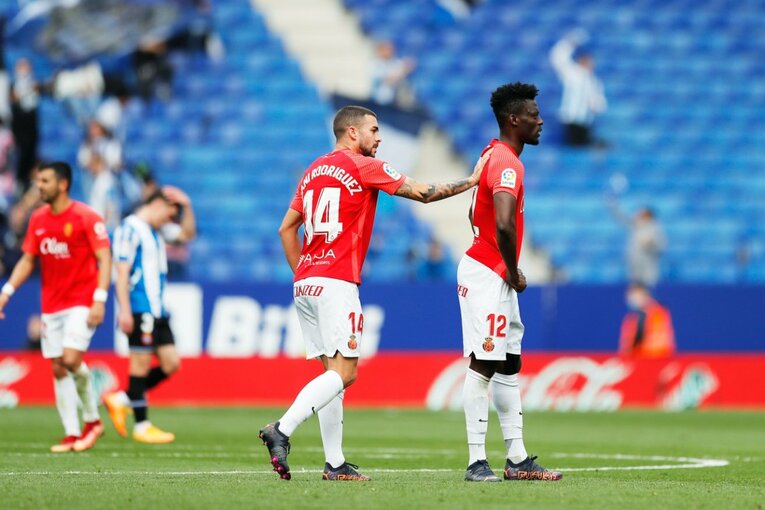 久保建英の祈りと必死さも実らず「先発落ち→6連敗で降格圏」に倒れ込み… 監督解任マジョルカの序列は変わるのか〈撮影者の視点〉(14)