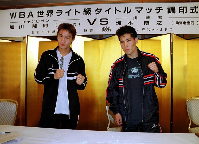2000年、WBA世界ライト級タイトルマッチの調印式。坂本博之（右）は王者・畑山隆則に挑んだ　©Koh Tanaka