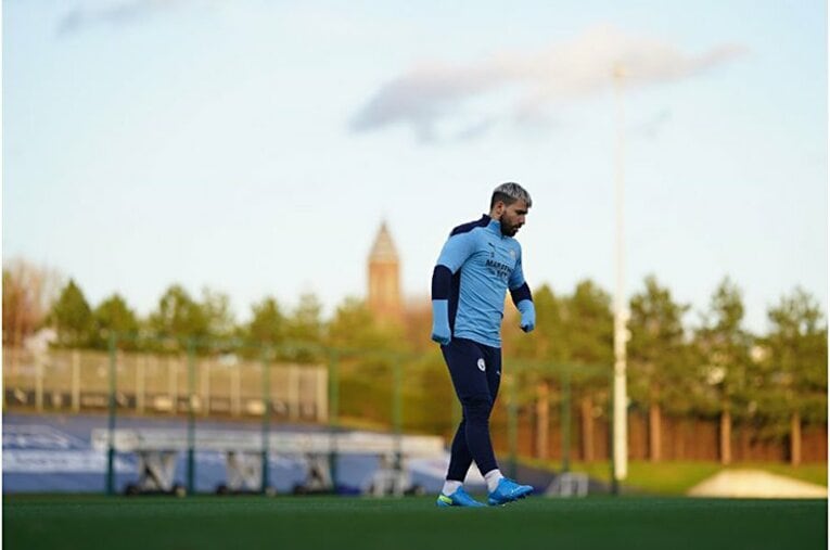 心なしかアグエロの肉体のシルエットが……