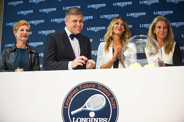 フューチャーテニスエースでのトーナメント抽選会場にて。左から2人目がカペリ副社長。続いて、S・グラフ、A・サンチェス。 ／ photograph by LONGINES