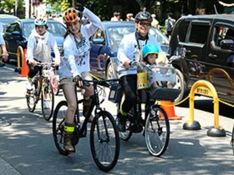 子供が喜ぶので……という無条件の幸福がついていたママチャリ。世界に類を見ない、日本独自の自転車文化である。（写真はイベント・サイクリッシュライフのため歩道通行）