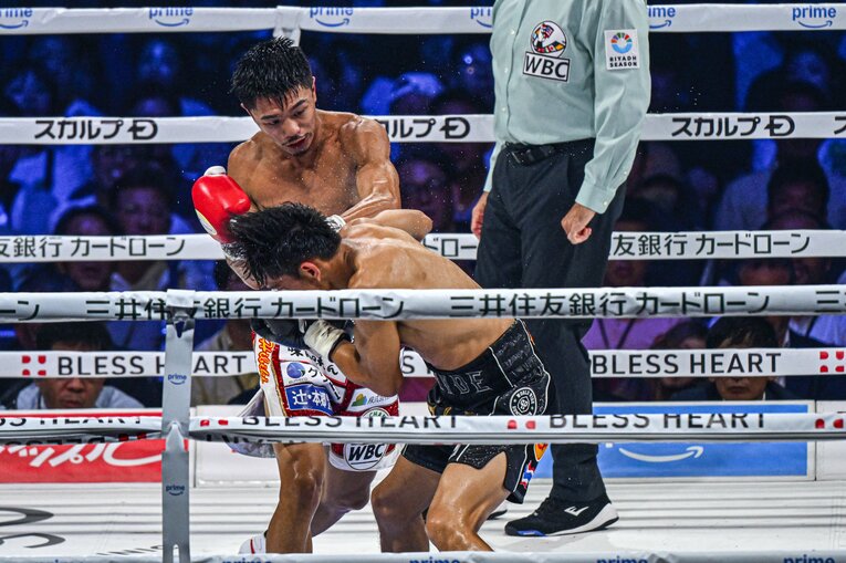 強烈な左ストレートを被弾して腰を落とすペッチ（2枚目／全10枚） ©Takuya Sugiyama