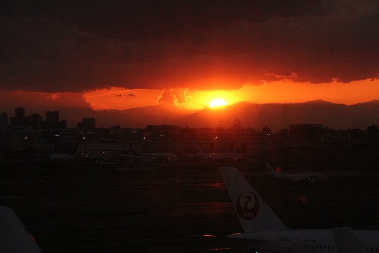 【名人戦第3局・羽田空港対局の様子】美しい夕焼け　©NumberWeb