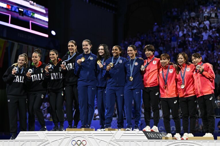 女子フルーレ団体のメダルセレモニー　©Asami Enomoto/JMPA