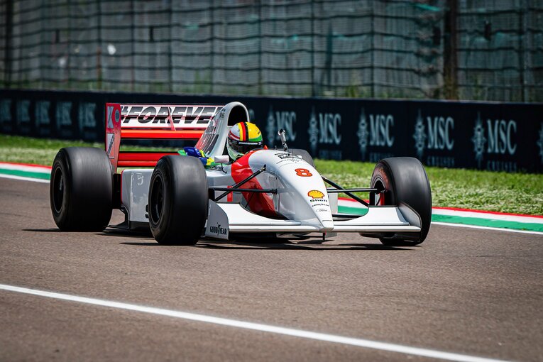 ベッテルによるMP4 /8でのトリビュートラップ。ヘルメットはセナのブラジル、ラッツェンバーガーのオーストリア、本人のドイツと、それぞれの国旗がデザインされていた　©Getty Images