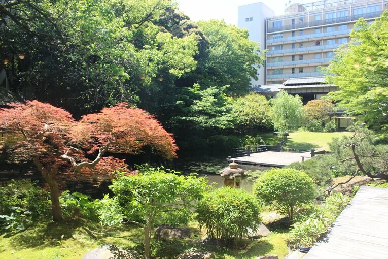 「浮月楼」の美しい庭園　©Number Web