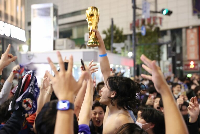 ドイツ戦勝利後、渋谷のスクランブル交差点　©AFLO