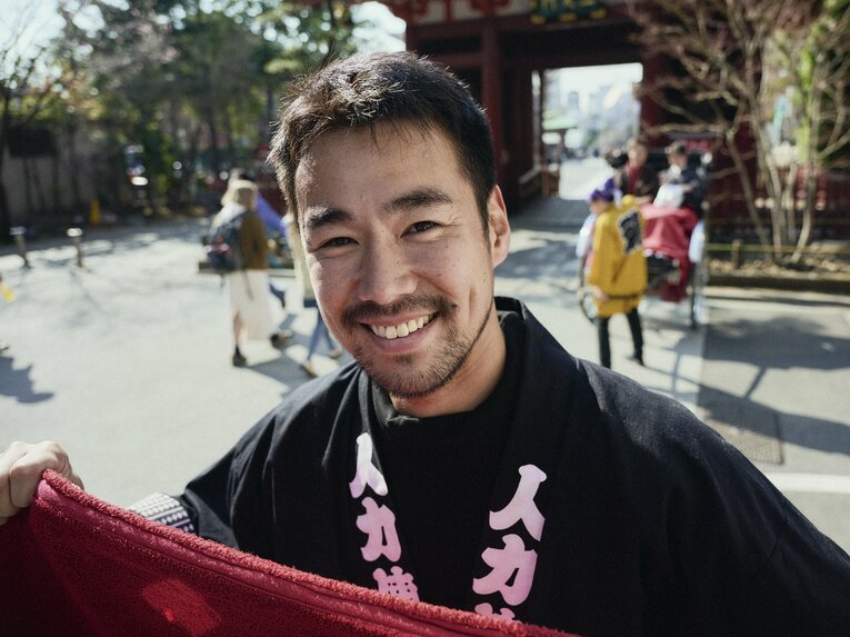 【人力車でバーチャル浅草さんぽ】元ラグビー日本代表…ムキムキの児玉健太郎さんが引く人力車で浅草を回った気になれる！　人力車夫のお仕事風景を見る　©︎Yuki Suenaga