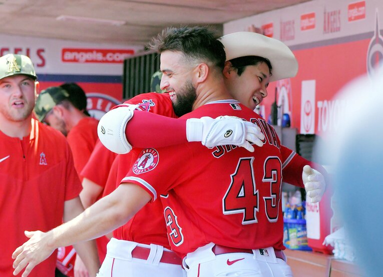 同じ先発投手陣として仲の良いサンドバルと大谷　©JIJI PRESS