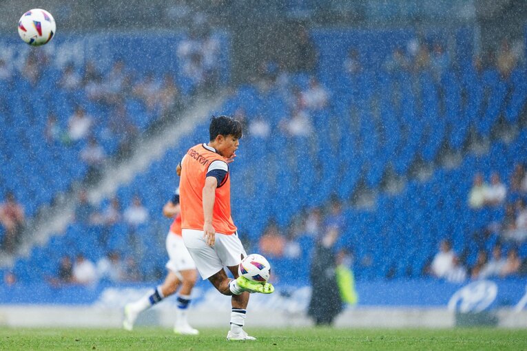 久保建英22歳が試合中“舌をペロッ＋笑顔”で…「クボいるの？」子供人気は今季も！ カメラマンが撮った“ソシエダ2年目開幕前のワクワク”(20)