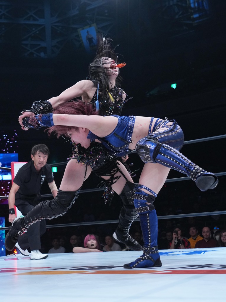 上谷沙弥に逆転のタックルをかます安納サオリ　©Essei Hara