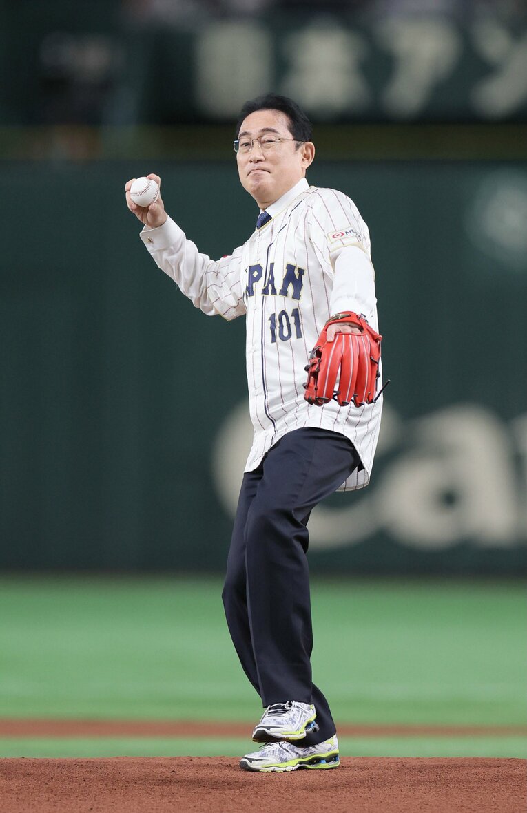 岸田総理“疑惑の投球フォーム”（2枚目／全4枚）©Getty Images