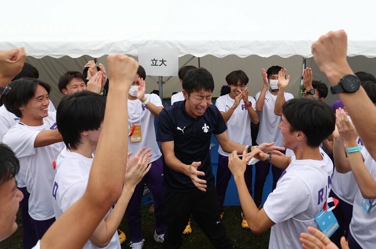 55年ぶりの箱根駅伝出場を決めた立教大学。その裏には上野裕一郎監督就任をはじめとした周到な“5カ年計画”があった ／ photograph by Sankei Shimbun