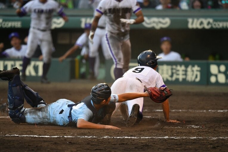 「2018年」審判のセーフの判定を見届ける近江・有馬諒と金足農・菊地彪吾（7枚目／全11枚）　©Hideki Sugiyama