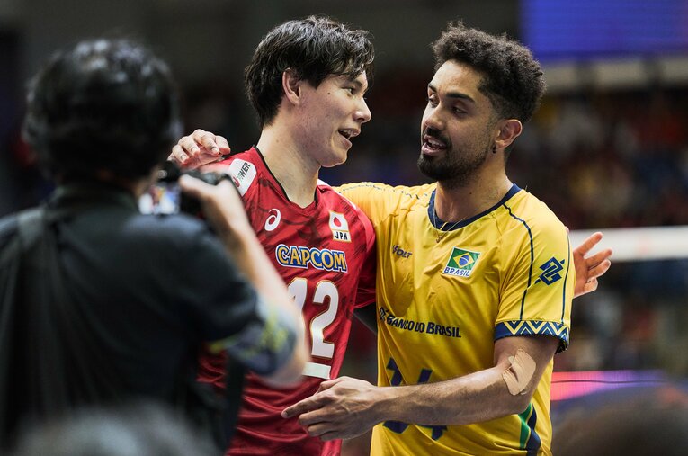 試合後、健闘を称え合った高橋藍（23歳）とブラジル代表カチョパ（29歳） ／ photograph by Yuki Suenaga