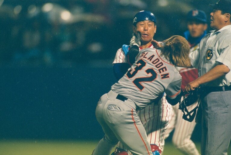 1994年5月11日のヤクルト戦。相手投手・西村龍次の投球が頭部をかすめ、グラッデンが激昂。制止した捕手・中西親志に食って掛かり、本塁上で大乱闘に　©BUNGEISHUNJU