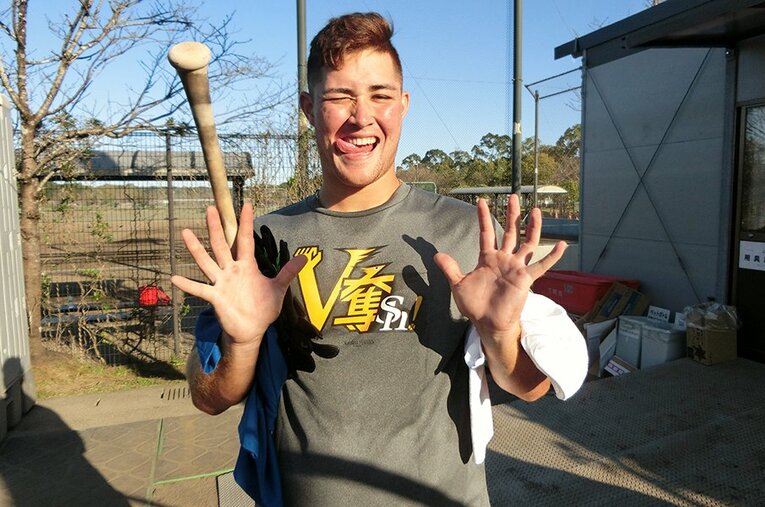 2019年撮影…写真に応じる際にお茶目な表情を見せる砂川リチャード　©Kotaro Tajiri