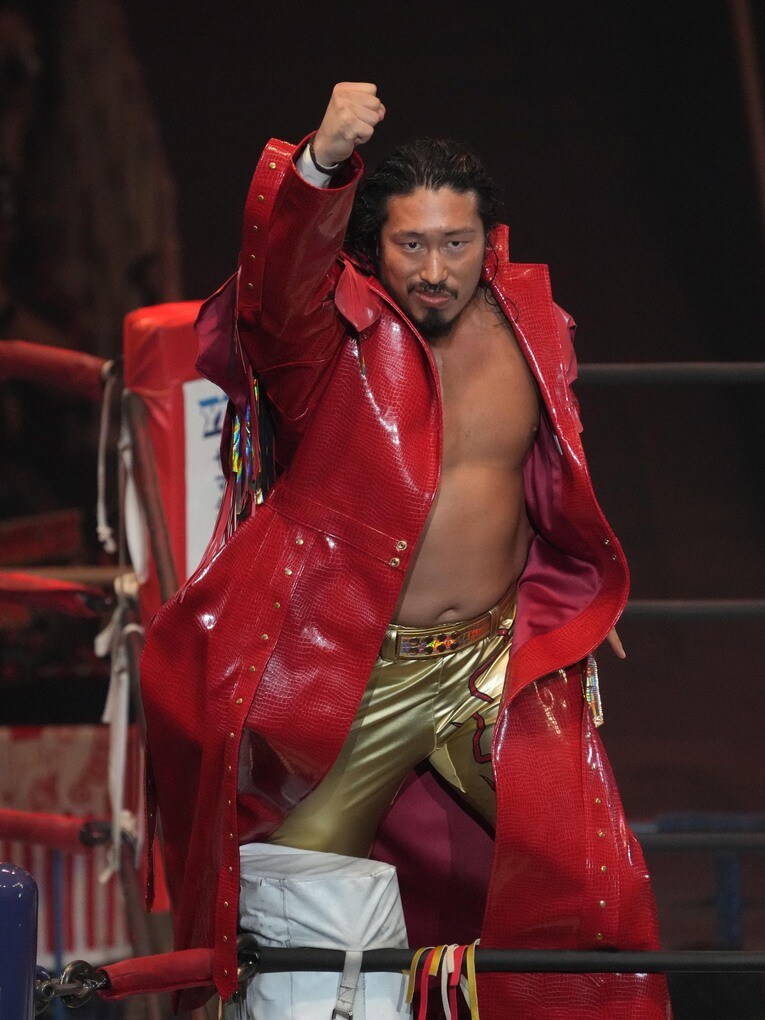 入場で拳を突き上げる辻陽太　©Essei Hara