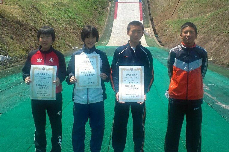 中学2年時の丸山（左から2番目）／取材対象提供