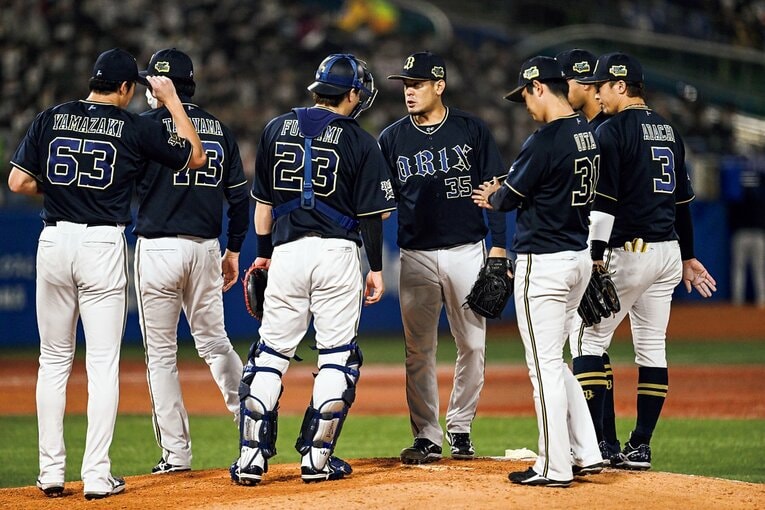 チーム最年長40歳のベテラン右腕・比嘉（中央）はオリックス投手陣の精神的支柱だ　©Nanae Suzuki