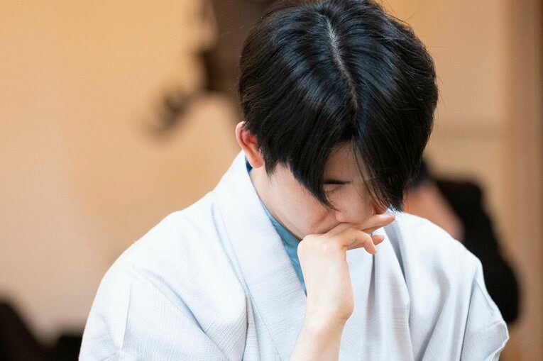 【藤井vs永瀬レア写真】負けても勝っても嬉しそう…2人の感想戦を見る（右に続きます）　©Keiji Ishikawa