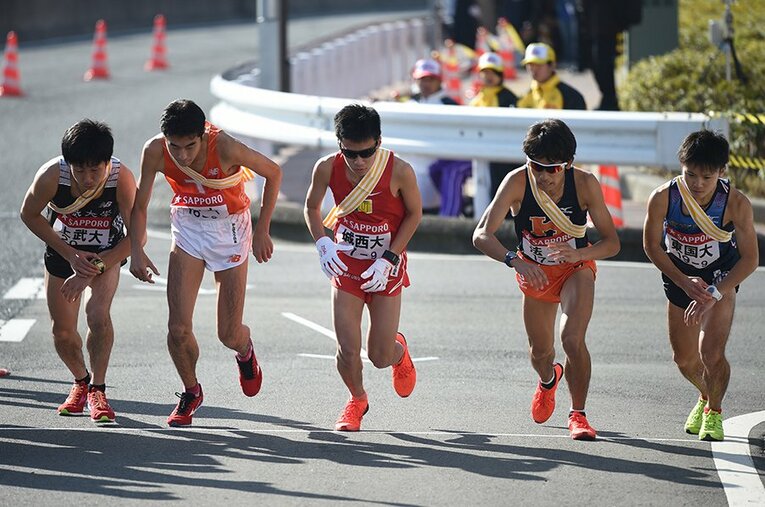 途中棄権だけでなく繰り上げスタートなど、箱根駅伝には悲劇性が詰まっている ／ photograph by AFLO SPORT
