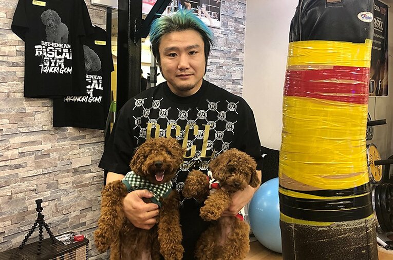 撮影ではYouTubeに登場する愛犬らら＆ごんたも「一緒に写そう」とリクエスト。42歳になってもそのオーラは色あせていない ／ photograph by Shimei Kurita