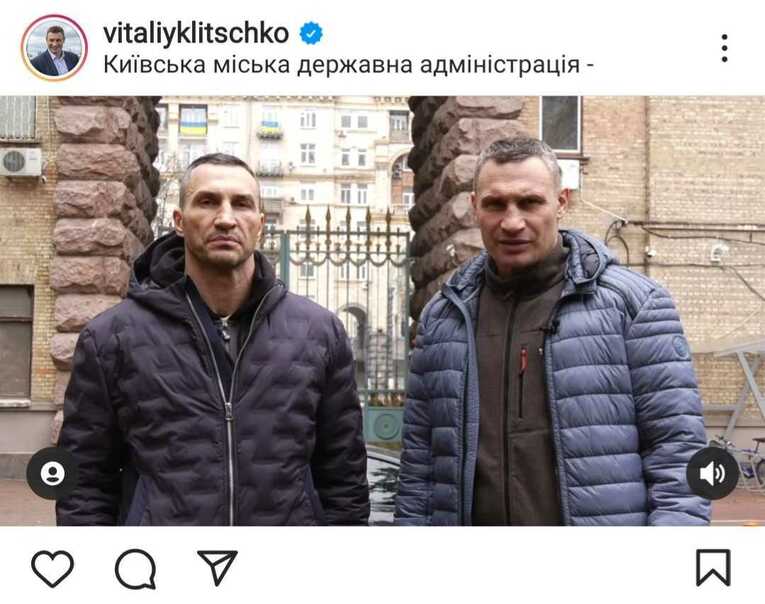 弟のウラジミール・クリチコ（左）と共にメッセージ動画を投稿した現キエフ市長のビタリ・クリチコ　※本人Instagramより