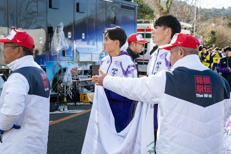 第101回箱根駅伝、山川のゴールを待つ主将・篠原らチームメイト　©Nanae Suzuki