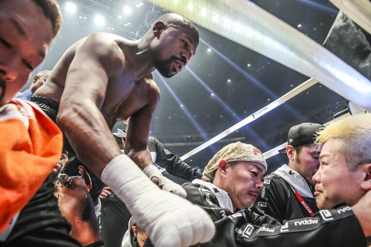 試合後、メイウェザーは号泣する那須川に声をかける　©RIZIN FF Susumu Nagao