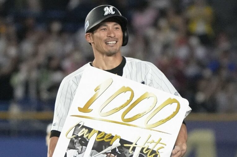 8月10日のソフトバンク戦で1000本安打を達成したロッテ荻野貴司（36歳） ／ photograph by KYODO