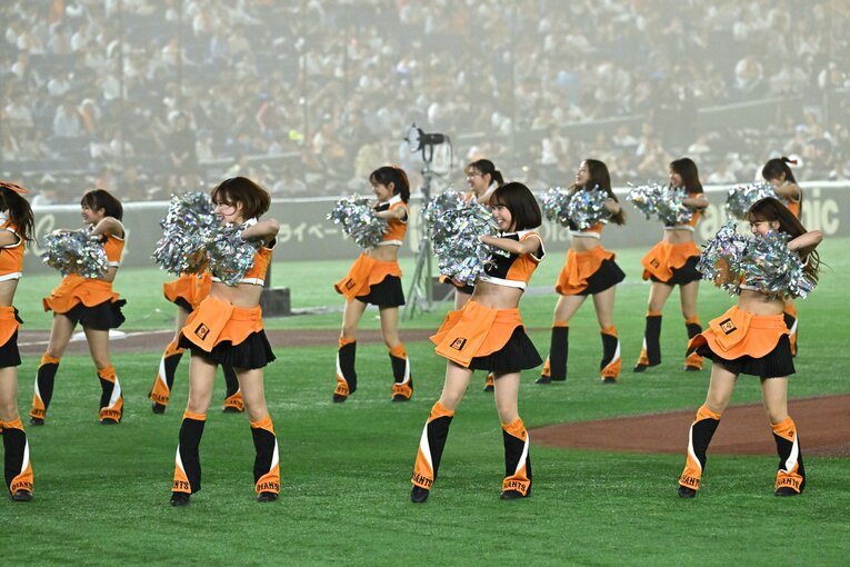 試合を盛り上げる巨人の公式マスコットガール「VENUS」　©Hideki Sugiyama
