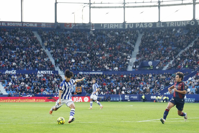 ミドルレンジからのシュートを放った久保　©Daisuke Nakashima