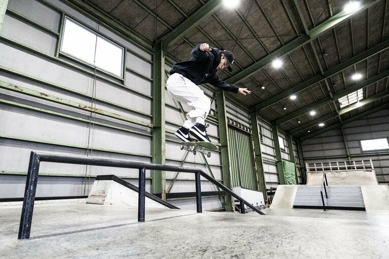 パーク内を流しながら、軽やかにレールに跳び乗る（全10枚中の5枚目）　©Asami Enomoto