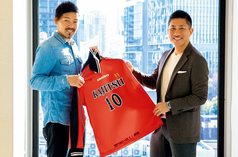 鹿実時代のユニフォームを持つ松井大輔と前園真聖　©Masakazu Yoshiba