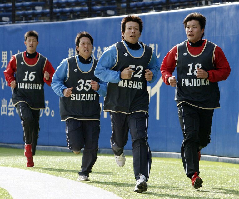 市立和歌山高、関西国際大を経て2012年にロッテ入団。写真は新人合同自主トレで走りこむ益田直也ら（左から中後悠平、鈴木大地、益田、藤岡貴裕／12年1月）©︎KYODO