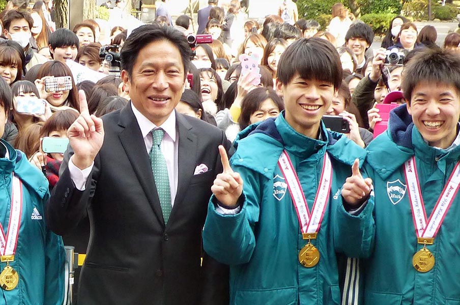 「なぜ青学大はそんなに強いんですか?」箱根5区を走ったOB竹石尚人24歳に聞く“青学大は誰もラクをしない”<Number Web> photograph by KYODO