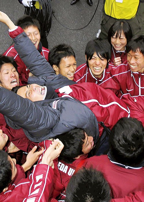 渡辺は2011年に監督として18年ぶりに総合優勝を飾り、胴上げ