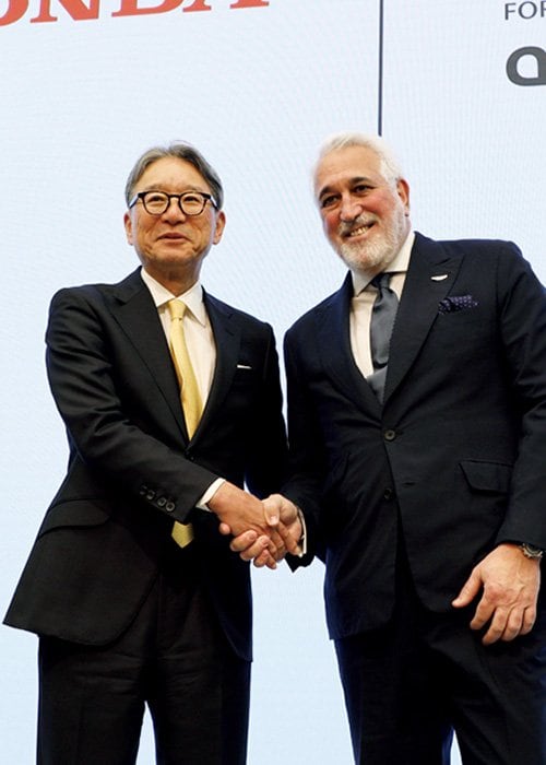 記者会見で握手するホンダの三部敏宏社長とアストンマーティンのローレンス・ストロール会長（中央のふたり）