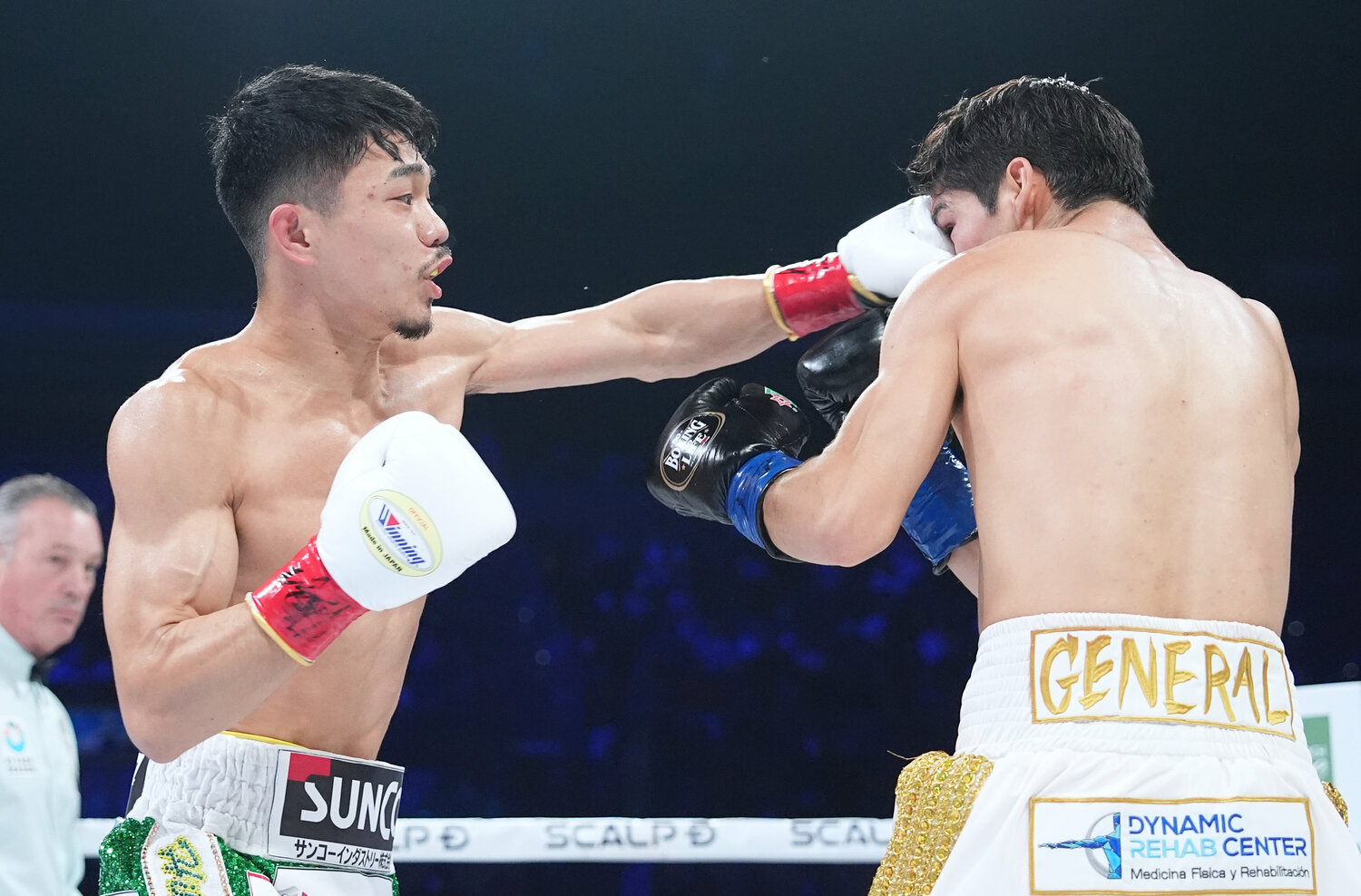 序盤から左ストレートを多用した中谷潤人　©Naoki Fukuda