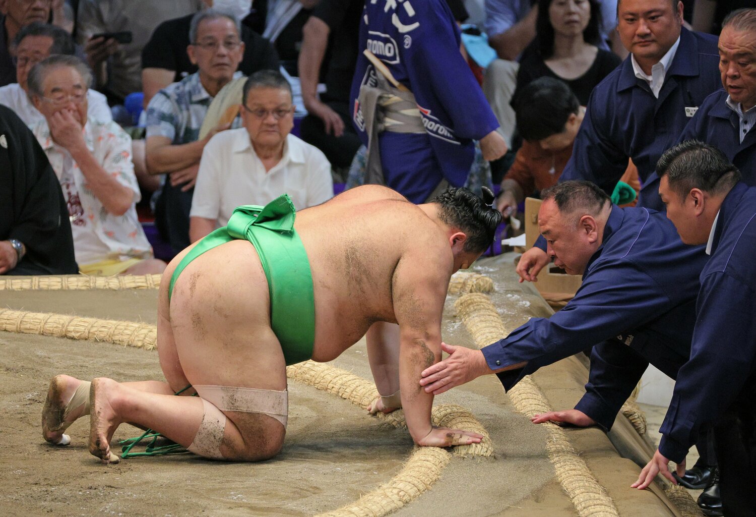 昨年の7月場所4日目、一山本との取組後、立ち上がることができない朝乃山。左膝の大ケガでその後3場所連続全休に ©JIJI PRESS