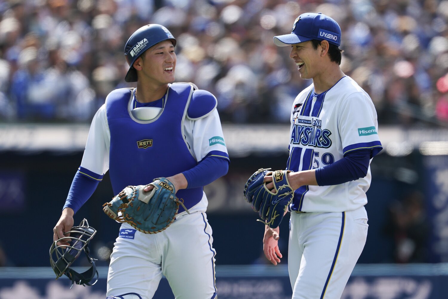 自身の今季初登板では勝利を挙げたが、今年も途中離脱してしまった平良。左は捕手の松尾汐恩 ©JIJI PRESS