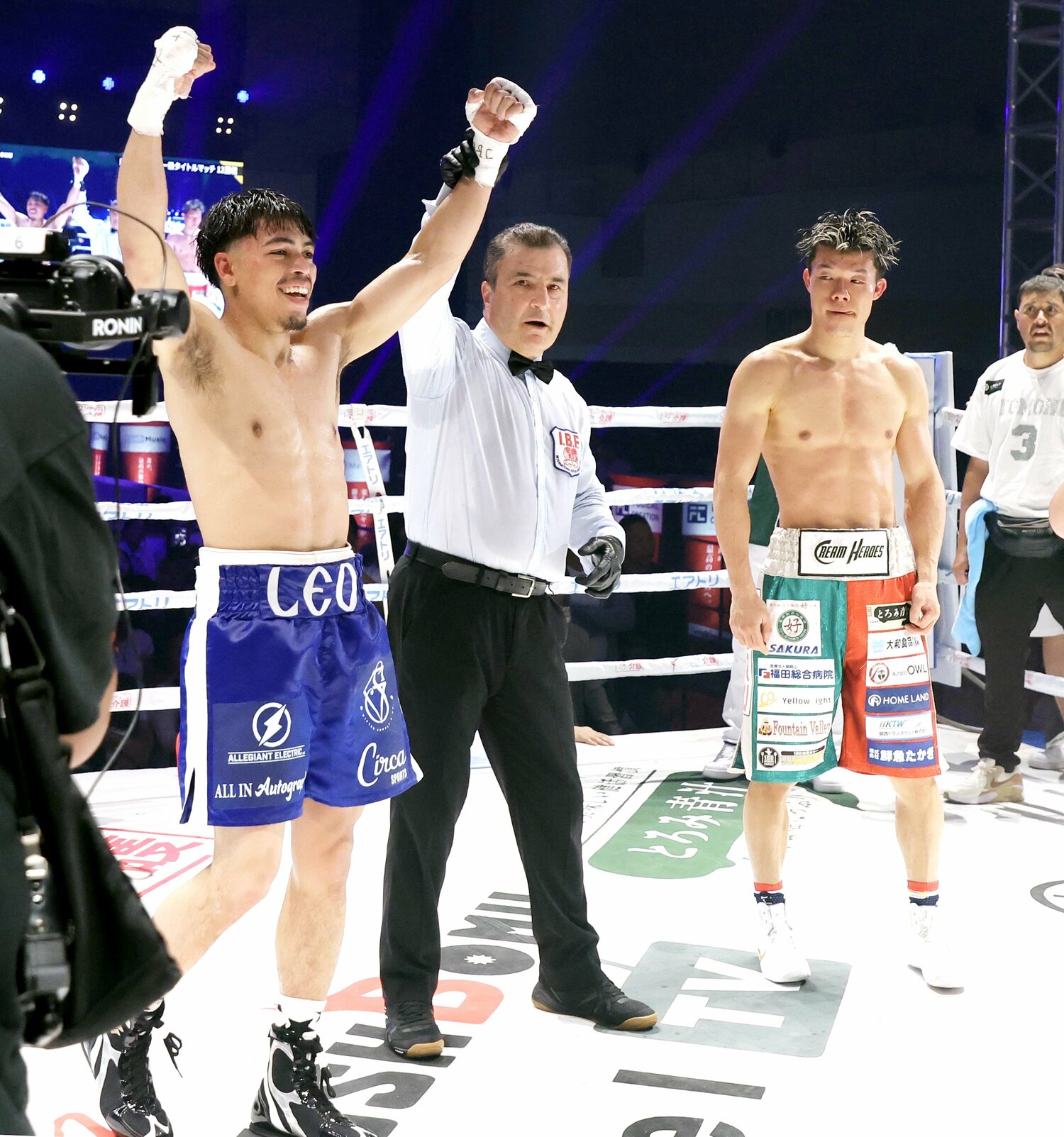 亀田和毅(右)に勝利したアンジェロ・レオ(写真=スポーツ報知/アフロ)